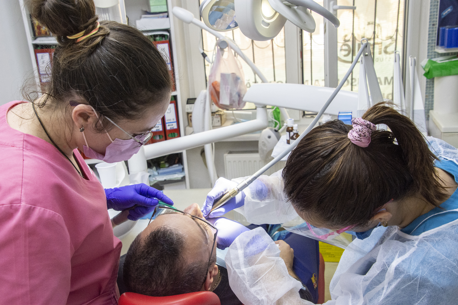 Procedura de implant dentar: cât de dureroasă este?