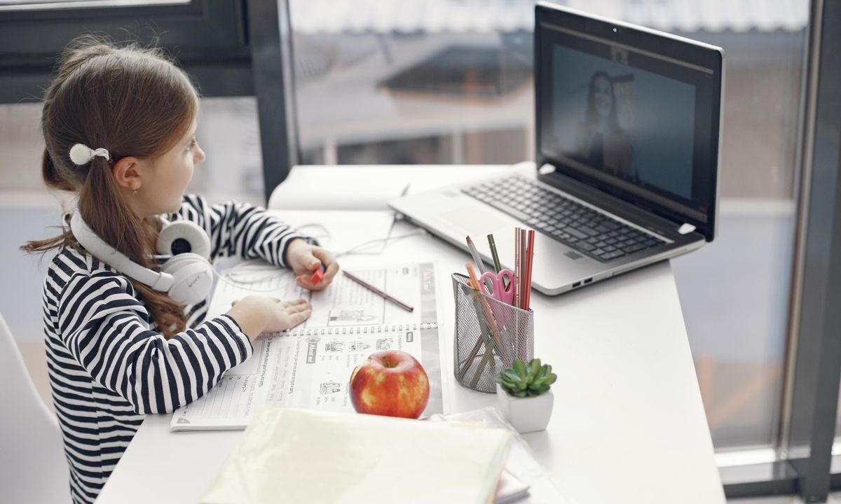 Notițe scrise de mână sau pe laptop: care variantă ajută memoria mai mult